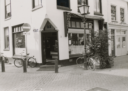 862030 Gezicht op de onderpui van het hoekpand Willemstraat 22 (afhaalrestaurant 'Melati') in Wijk C te Utrecht, met ...